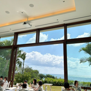 窓が開くと風が気持ちいいです|794455さんのザ・ギノザリゾート 美らの教会/アールイズ・ウエディングの写真(2648985)