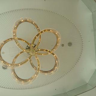 天井にあるプルメリア型のシャンデリア