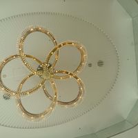 天井にあるプルメリア型のシャンデリア