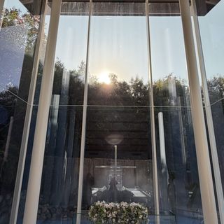 水のチャペルは窓が大きく光が入り込んできます。