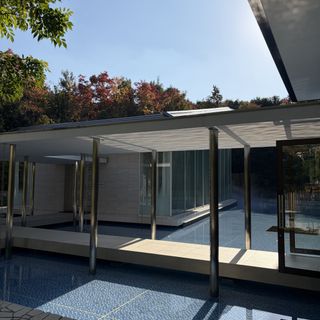 水のチャペルから披露宴会場までの道のりです。素敵です。