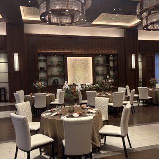 ブラウン基調の会場