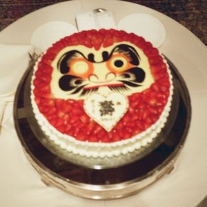 ダルマケーキセレモニー
ダルマの目にチョコペンで目入れ|794847さんの大國魂神社 結婚式場の写真(2649962)