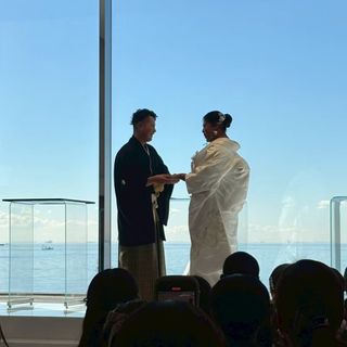 青い空と海を背景に新郎新婦様が美しかったです