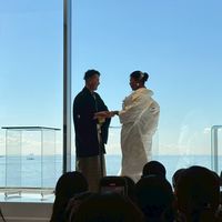 青い空と海を背景に新郎新婦様が美しかったです