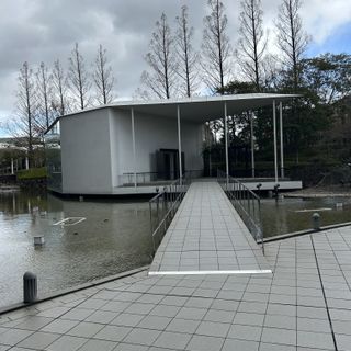 独立チャペルへの橋は、雨天時はドーム型の覆いが付くそうです。