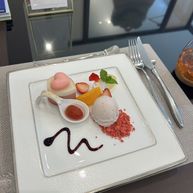 ハートのマカロンが可愛すぎる食べるのがもったいないデザート。