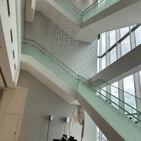 大階段は吹き抜けになっており、一面の空を背景に写真が撮れます