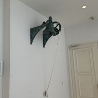 大階段の上にある鐘です。