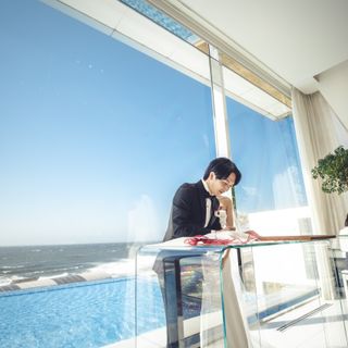 海をバックに結婚証明書の記入