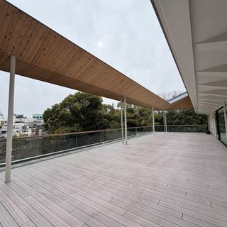 最上階にある挙式会場で、ここから見える庭園の景色もとても素敵