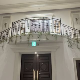 階段を使って入場できます。