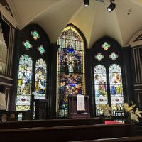 大きなステンドグラスに囲まれた挙式会場です。
