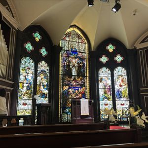 大きなステンドグラスに囲まれた挙式会場です。|796854さんのセント・ラファエロチャペル御堂筋の写真(2657141)