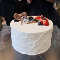 ウエディングケーキ
2人の愛猫、愛犬のアイスクッキーのせて