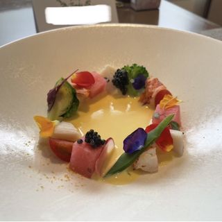 コーンスープの周りにオマール海老やお野菜。贅沢なスープです。