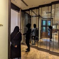 THE BALLROOMの入口は鏡張りです