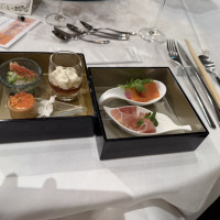 お重がおすすめです。たくさん種類が食べれて