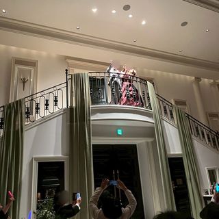 バルコニーから登場できる。