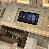 披露宴会場のモニター（上）キッチンスペース（下）