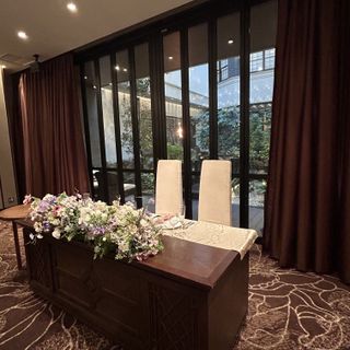 カーテンを開けたら新郎新婦の後ろに中庭が広がっています