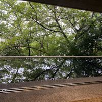 真ん中の大きさの会場の高砂の後ろ。