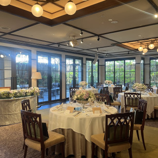 大きな窓があり素敵な会場でしたが、85人だと窮屈そうでした。