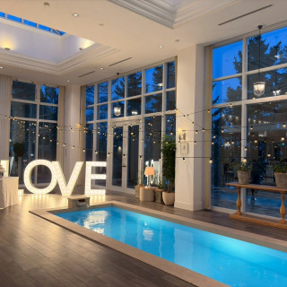 Loveのオブジェにプール