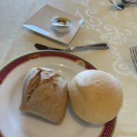 パン。フランスから生地を輸入されているとのこと