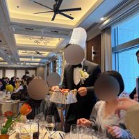 演出で新郎が各テーブルにパンを配りました