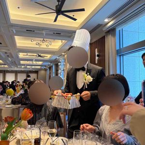 演出で新郎が各テーブルにパンを配りました|798233さんのOPERAHOUSE 東京の写真(2664054)