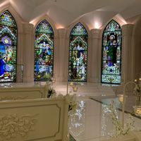 チャペル前方の祭壇部分です。近くで見ても美しいステンドグラス
