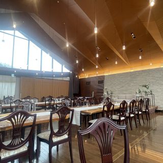 写真の奥側の扉を開けると挙式会場があります