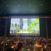 会場スクリーンと夜景