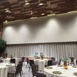 ウッド調な披露宴会場。