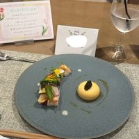 冷たい前菜。こちらもオマール海老が使われておりとても美味しい