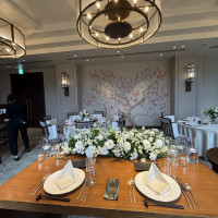 横長の作りのため全てのゲストの顔が見える作りになっている披露