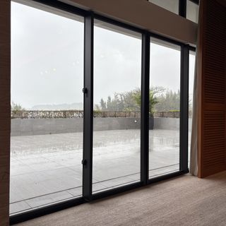 大きなバルコニーが特徴です。
