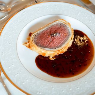 国産牛フィレ肉のパイみ焼きとトリュフリース