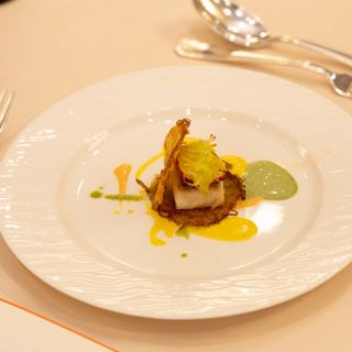 魚料理　オマール海老と鯛のガレット　三色ソースのパレット