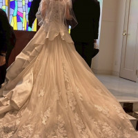 ウエディングドレスが綺麗に映えるチャペルのステンドガラス