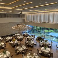 階段の上から見た披露宴会場です。