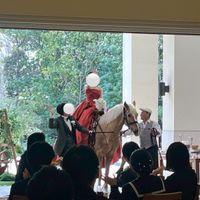 馬に乗って登場！