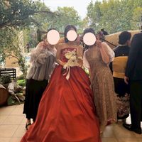ガーデンで馬を背景に写真撮影