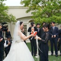 リボンを使ったプルズを行いぬいぐるみとお菓子やプレゼントした