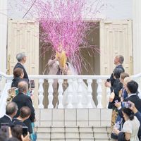 ガーデンの入場で巨大なクラッカーを使用し、ゲストも驚きの表情
