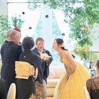 サプライズで誕生日の新婦に、歌やケーキでお祝い