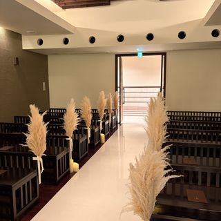 シンプルで洗練されたバージンロード
