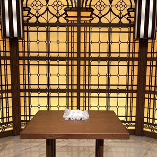 リングピローの貸し出しあり。窓の向こうは黄色いライトです。