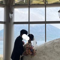 挙式前に前撮り。天井のシャンデリアがキラキラで綺麗でした。
